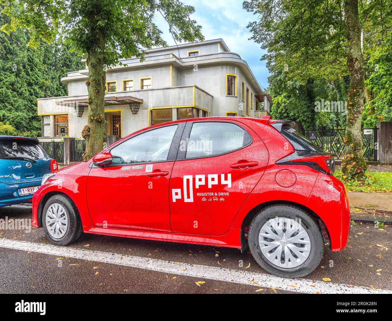 „Poppy“-Hybrid-Toyota-Auto zur Vermietung von Selbstfahrern mit einer Smartphone-App – Brüssel, Belgien. Stockfoto