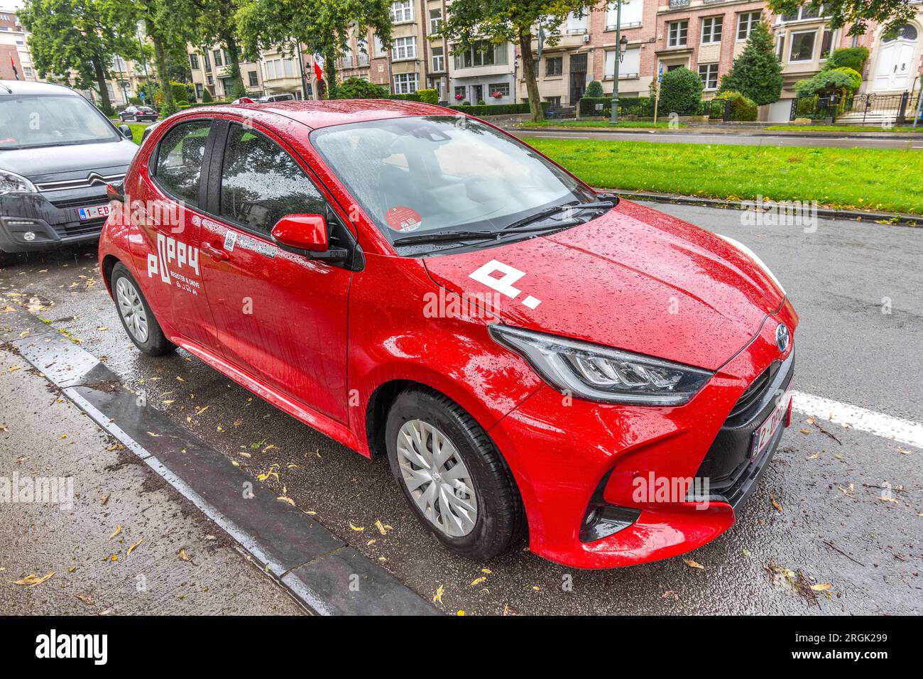 „Poppy“-Hybrid-Toyota-Auto zur Vermietung von Selbstfahrern mit einer Smartphone-App – Brüssel, Belgien. Stockfoto