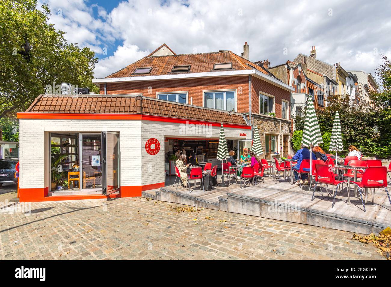 Morgens Kaffeetrinker auf der Terrasse des kürzlich eröffneten 'Aube' Cafés und Bäckerei, Wald, Brüssel, Belgien. Stockfoto