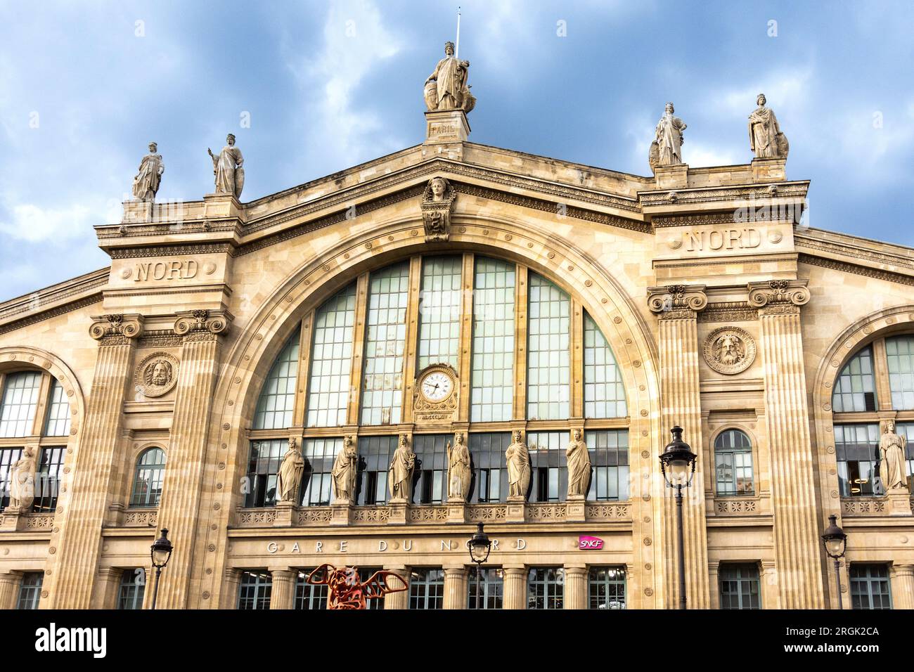 Klassische Fassade des Bahnhofs Gare du Nord, fertiggestellt im Jahr 1864 - Paris, Frankreich. Stockfoto