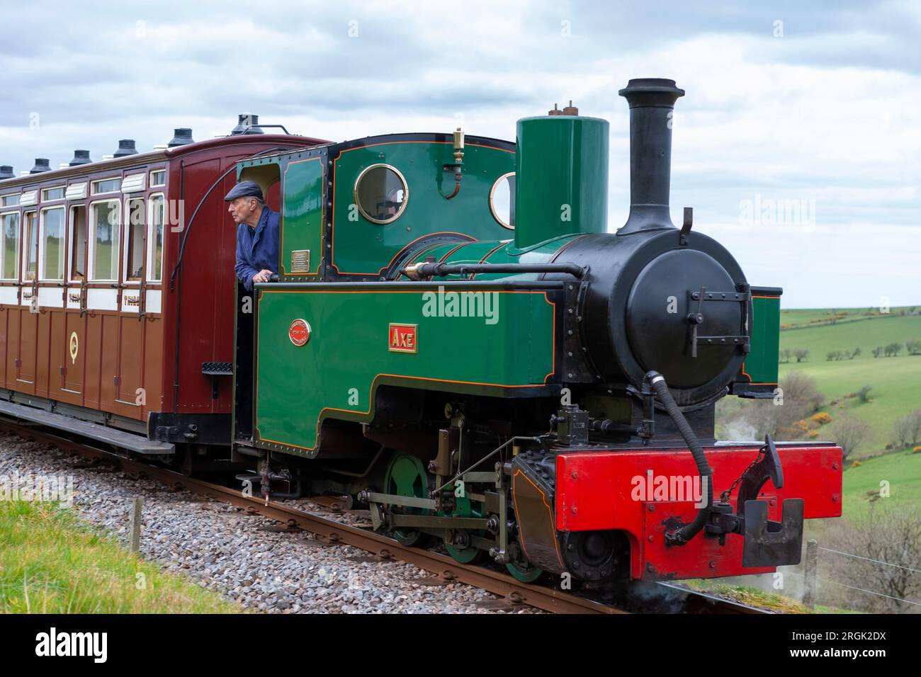 Die Dampfeisenbahn nähert sich dem Bahnhof Woody Bay mit der Schmalspurbahn Lynton und Barnstaple, Devon, UK, gezogen von der Joffre Class 'Axt'-Lokomotive Stockfoto