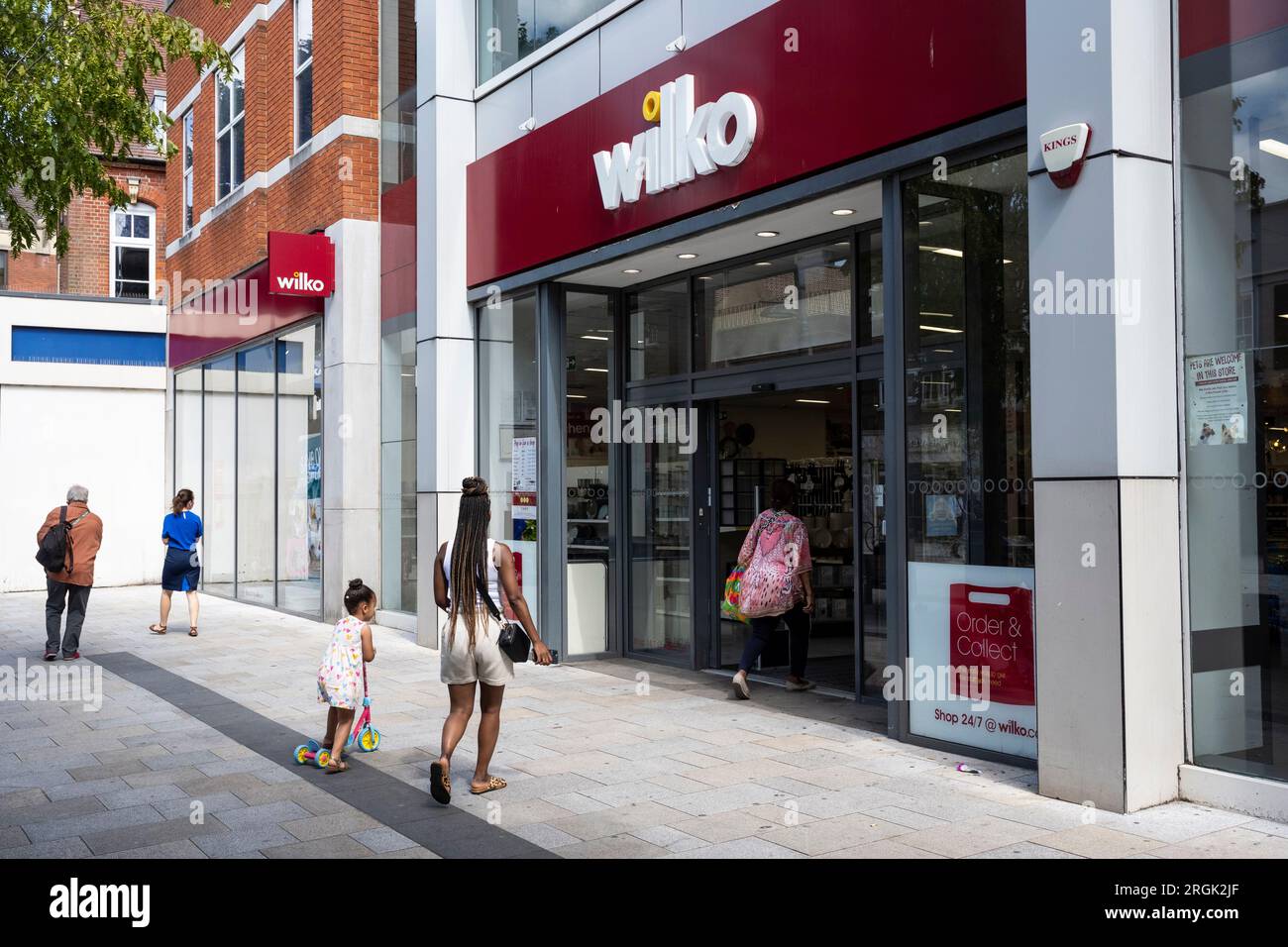 Watford, Großbritannien. 10. August 2023. Das Äußere des Wilko-Ladens in der Watford High Street. Der Händler ist in die Verwaltung eingedrungen, wodurch 12.000 Arbeitsplätze gefährdet sind. Es wird erwartet, dass später am heutigen Tag Verwalter ernannt werden, während das Geschäft vorerst normal weiterläuft. Kredit: Stephen Chung / Alamy Live News Stockfoto