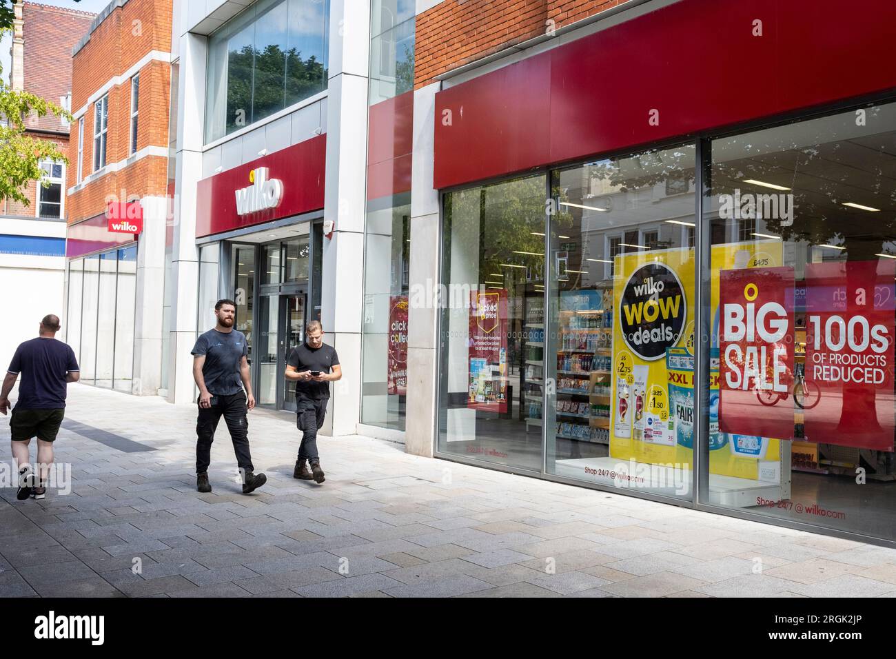 Watford, Großbritannien. 10. August 2023. Das Äußere des Wilko-Ladens in der Watford High Street. Der Händler ist in die Verwaltung eingedrungen, wodurch 12.000 Arbeitsplätze gefährdet sind. Es wird erwartet, dass später am heutigen Tag Verwalter ernannt werden, während das Geschäft vorerst normal weiterläuft. Kredit: Stephen Chung / Alamy Live News Stockfoto