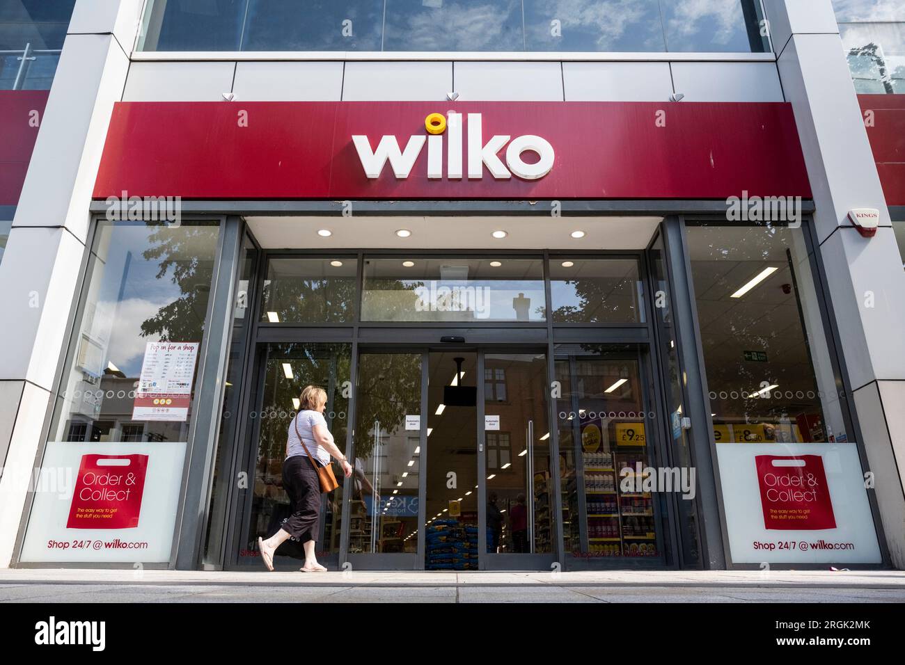 Watford, Großbritannien. 10. August 2023. Das Äußere des Wilko-Ladens in der Watford High Street. Der Händler ist in die Verwaltung eingedrungen, wodurch 12.000 Arbeitsplätze gefährdet sind. Es wird erwartet, dass später am heutigen Tag Verwalter ernannt werden, während das Geschäft vorerst normal weiterläuft. Kredit: Stephen Chung / Alamy Live News Stockfoto