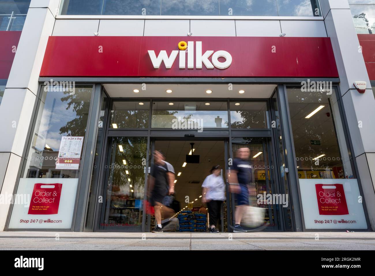 Watford, Großbritannien. 10. August 2023. Das Äußere des Wilko-Ladens in der Watford High Street. Der Händler ist in die Verwaltung eingedrungen, wodurch 12.000 Arbeitsplätze gefährdet sind. Es wird erwartet, dass später am heutigen Tag Verwalter ernannt werden, während das Geschäft vorerst normal weiterläuft. Kredit: Stephen Chung / Alamy Live News Stockfoto