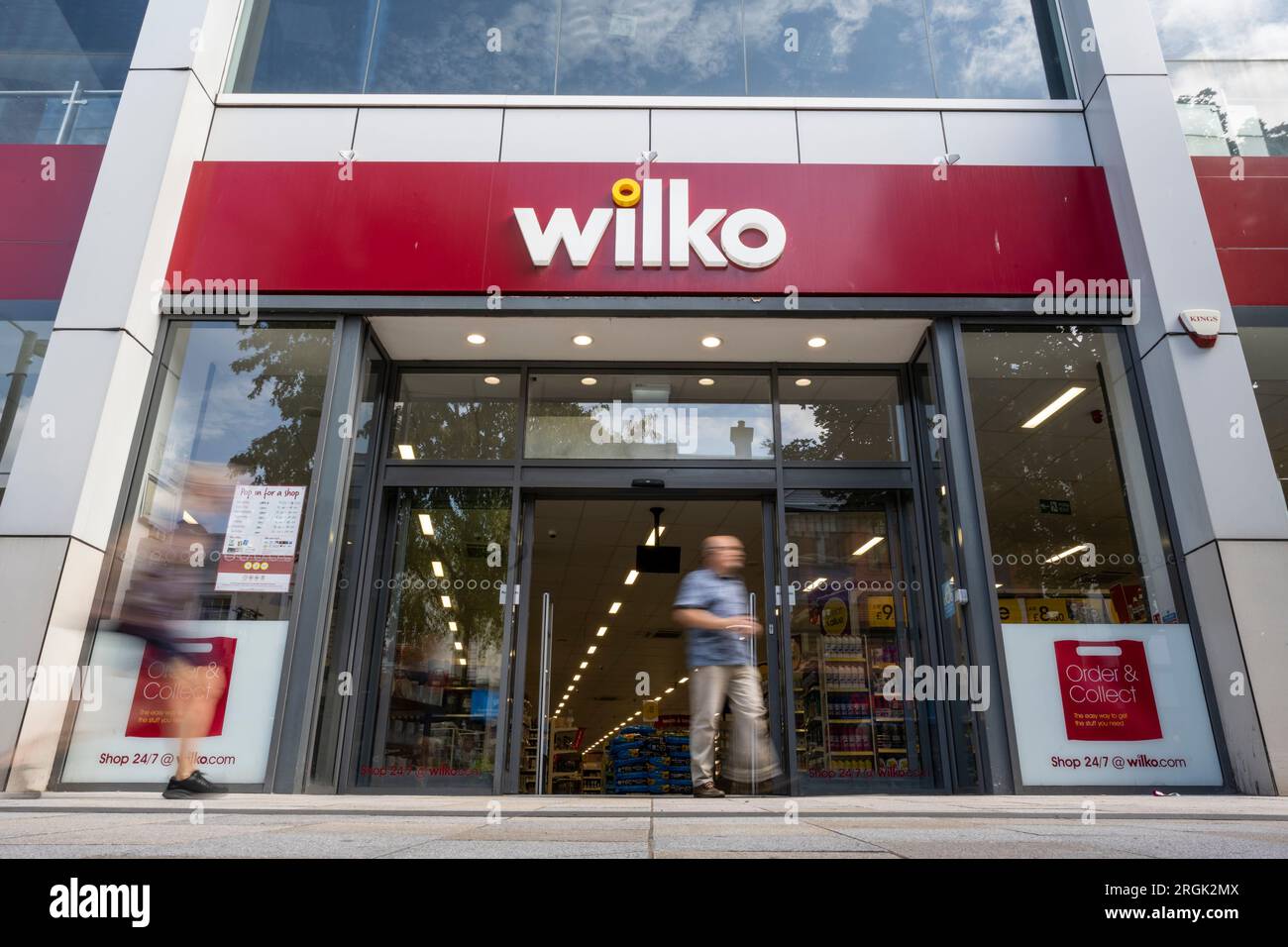 Watford, Großbritannien. 10. August 2023. Das Äußere des Wilko-Ladens in der Watford High Street. Der Händler ist in die Verwaltung eingedrungen, wodurch 12.000 Arbeitsplätze gefährdet sind. Es wird erwartet, dass später am heutigen Tag Verwalter ernannt werden, während das Geschäft vorerst normal weiterläuft. Kredit: Stephen Chung / Alamy Live News Stockfoto