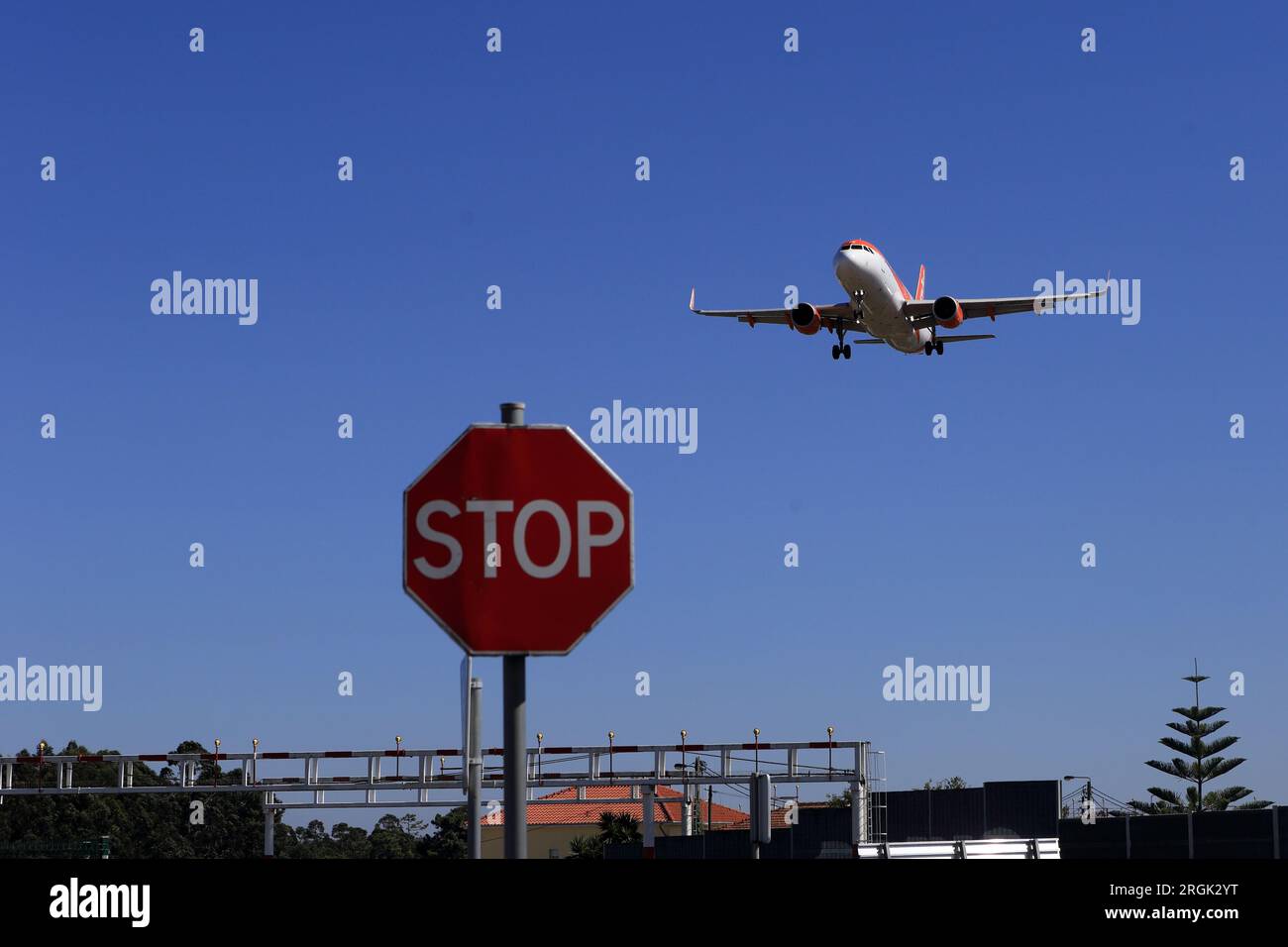 Porto, Portugal - 05. August 2023: Landung des Airbus A320-200 OE-ICD easyJet bei OPO, Francisco Sá Carneiro Airport Stockfoto