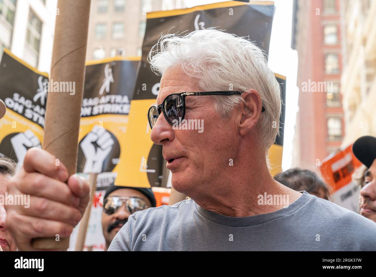 New York, New York, USA. 9. Aug. 2023. Richard Gere besucht die WGA-Streikposte am 100. Streiktag bei Netflix und Warner Bros Ermittlungsbüros in New York. Die Schriftstellergilde von Amerika begann am 2. Mai 2023 den Streik wegen Vertragsstreits. Am 14. Juli 2023 trat die Screen Actors Guild ''' der American Federation of Television and Radio Artists bei. (Kreditbild: © Lev Radin/Pacific Press via ZUMA Press Wire) NUR ZUR REDAKTIONELLEN VERWENDUNG! Nicht für den kommerziellen GEBRAUCH! Stockfoto