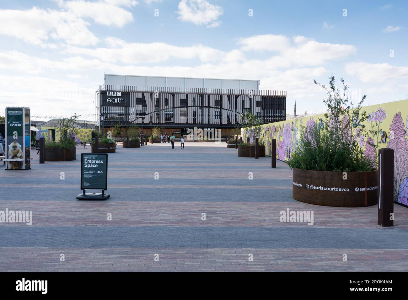 Farbenfrohe Hortboards mit Blumenmotiv vor David Attenboroughs BBC Earth Experience, dem Daikin Centre, Empress Place, London, England, GROSSBRITANNIEN Stockfoto