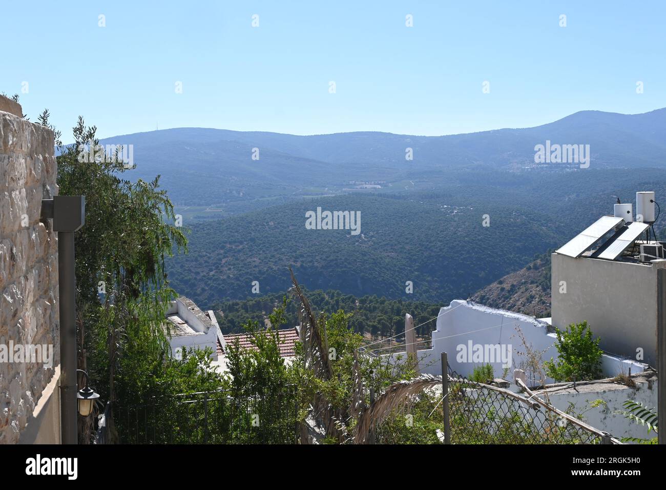 Berge von Galiläa mit sicheren Ruinen im Vordergrund Stockfoto