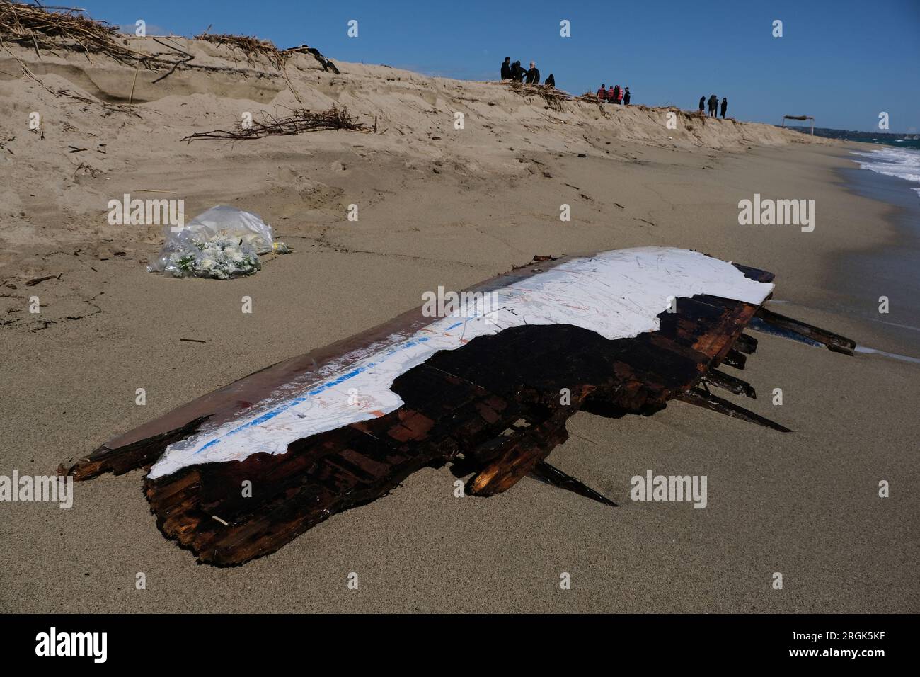 Am 26. Februar 2023 sank ein Boot mit Migranten bei rauen Wetterbedingungen, während es versuchte, an der Küste von Steccato di Cutro zu landen, einem Badeort in der Nähe der Stadt Crotone in der Region Kalabrien in Süditalien. Das Boot beförderte etwa 200 Migranten, als es sank, von denen mindestens 94 starben, darunter mindestens 35 Kinder.achtundachtzig Menschen überlebten. Stockfoto