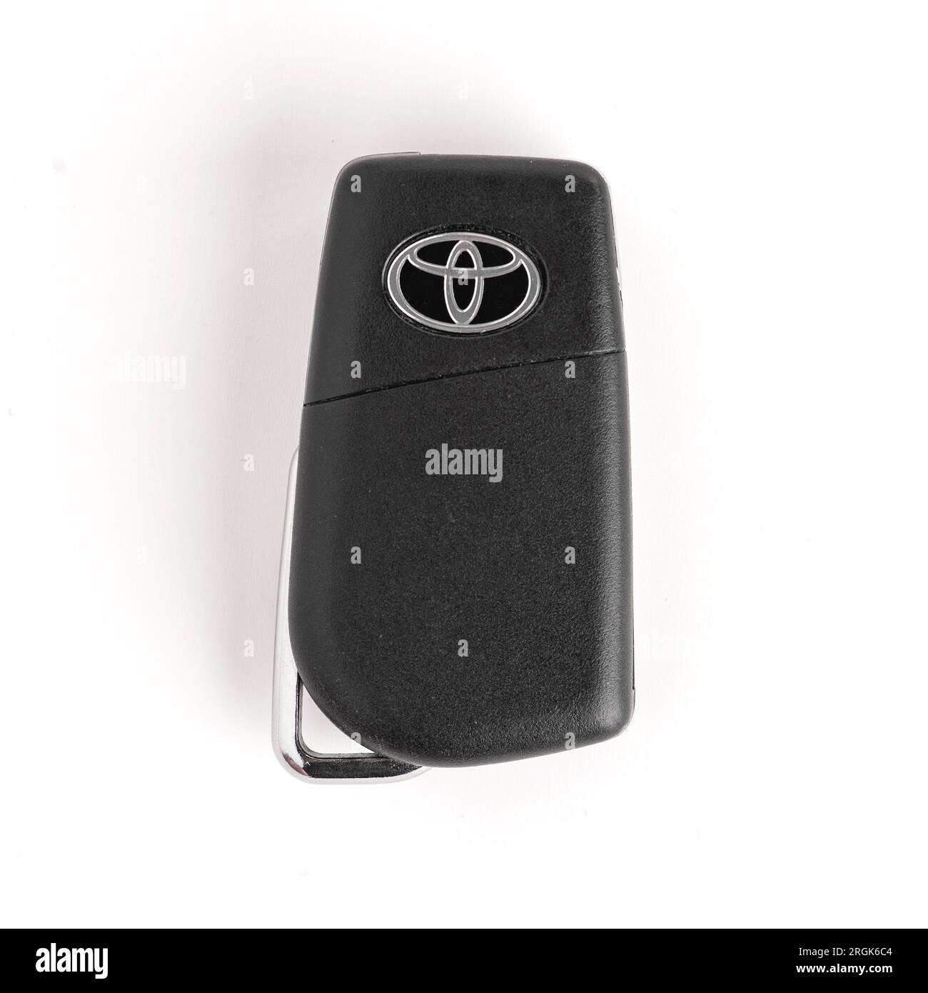 Istanbul, Türkei - 18. März 2023: Toyota Autoschlüssel auf weißem Hintergrund. Toyota Corolla Schlüssel. Stockfoto