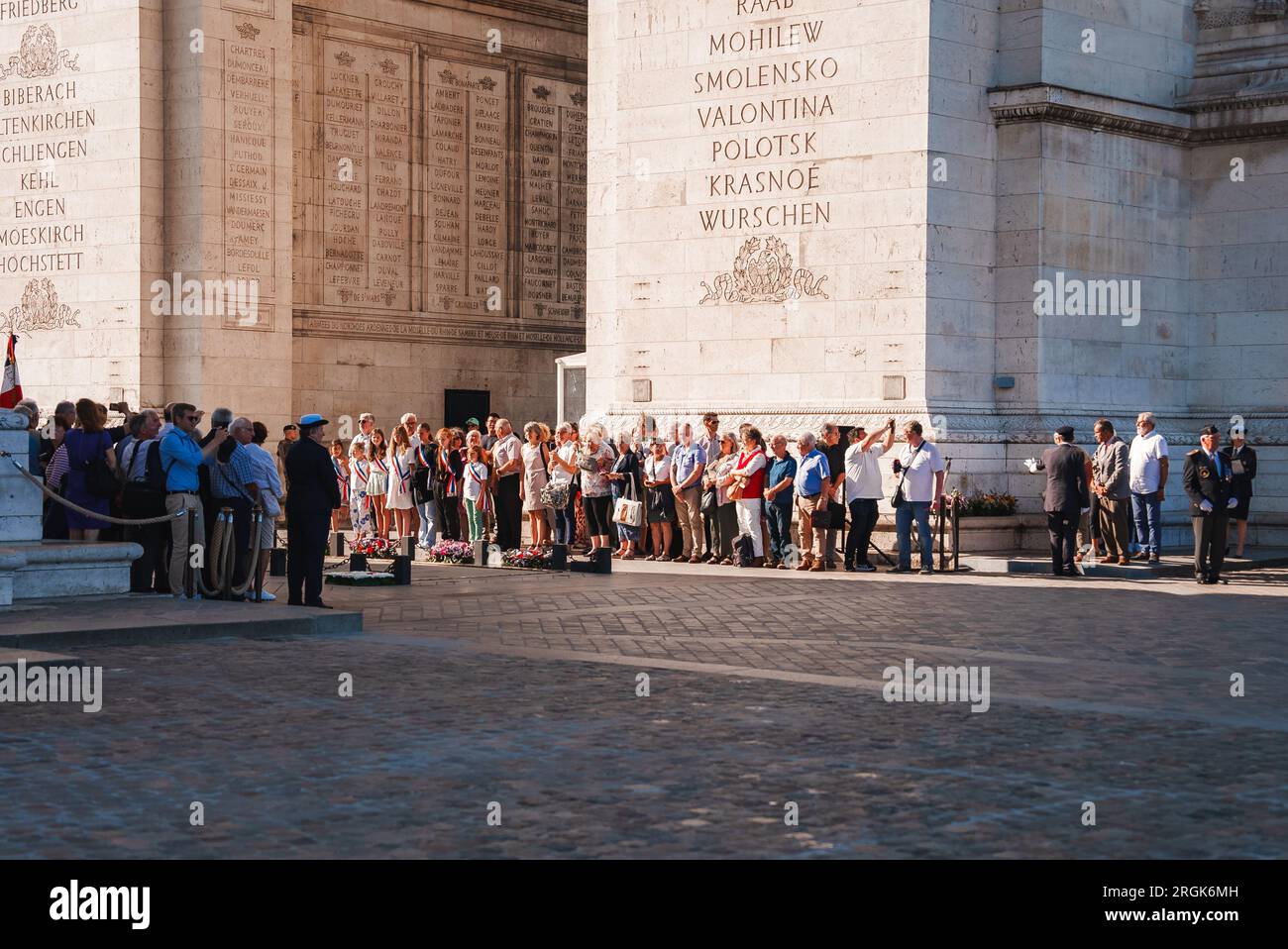 Gruppe von Personen, die vor dem Arc de Triomphe in Paris stehen Stockfoto