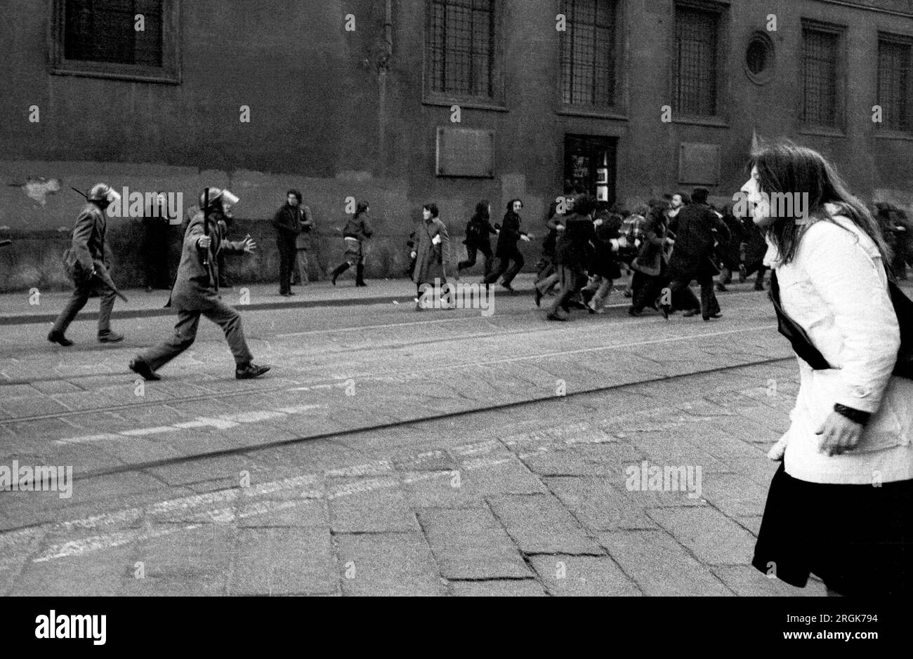 Ausschreitungen zwischen jungen Menschen extremer linker Gruppen und Polizei auf der Piazza del Duomo (Mailand, 1976)...- serivfra giovani dei gruppi di estrema sinistra e polizia auf der piazza del Duomo (Mailand, 1976) Stockfoto