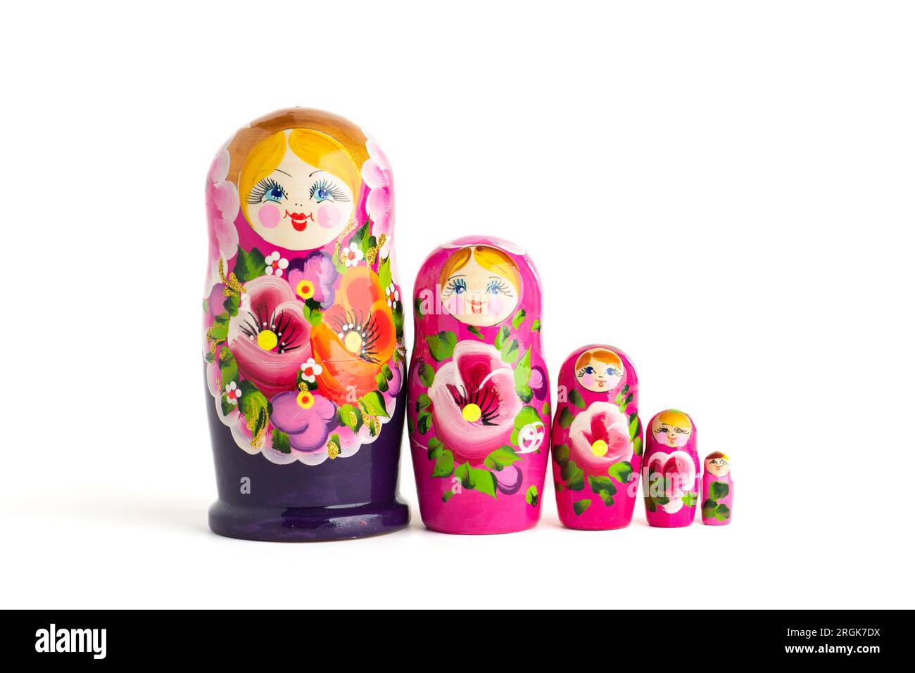 Russische Matryoschka-Puppen in verschiedenen Größen. Traditionelle Matryoschka in Folge. Set aus Holzspielzeug auf weißem Hintergrund. Stockfoto