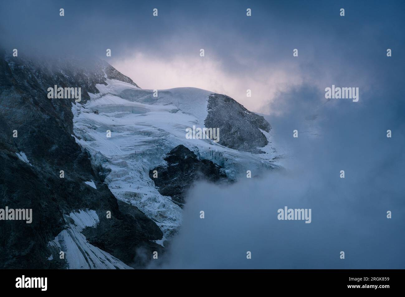 Gletscher du l'Obergabelhorn, bedeckt von Wolken, Wallis Stockfoto