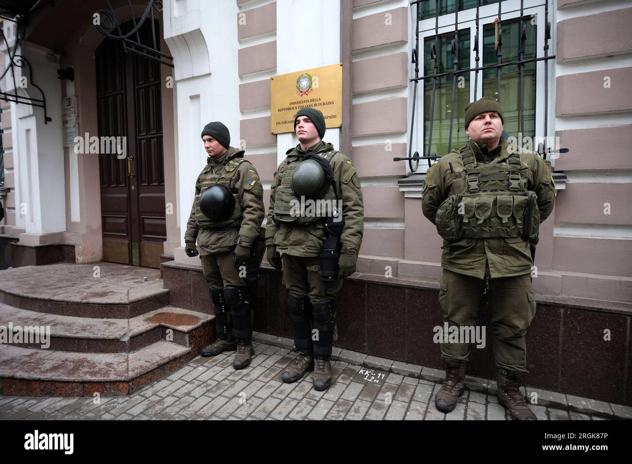 Soldaten der Nationalgarde der Ukraine bewachen den Haupteingang zum Gebäude der Botschaft von Italien. 8. März 2018. Kiew, Ukraine Stockfoto