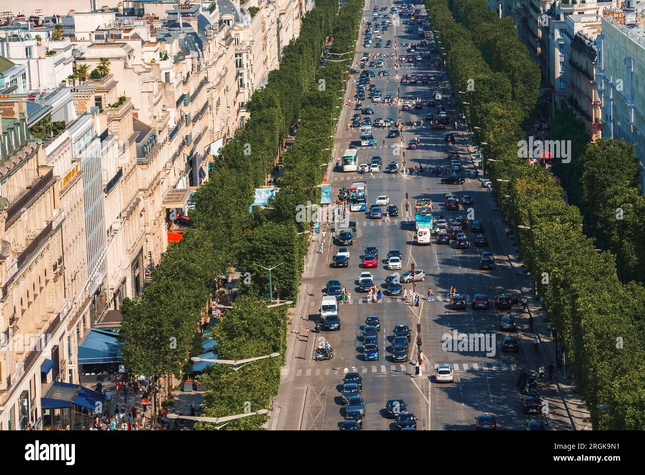 Sonniger Blick aus der Vogelperspektive auf die geschäftige Pariser Straße mit Eiffelturm Stockfoto