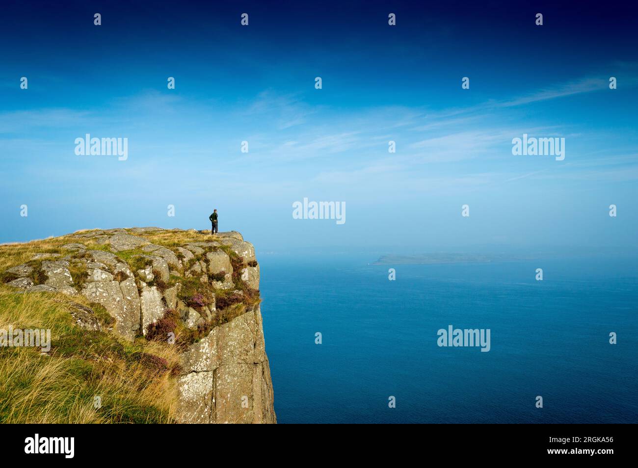 Ein Hiker auf Fair Head in der Grafschaft Antrim in Nordirland Stockfoto