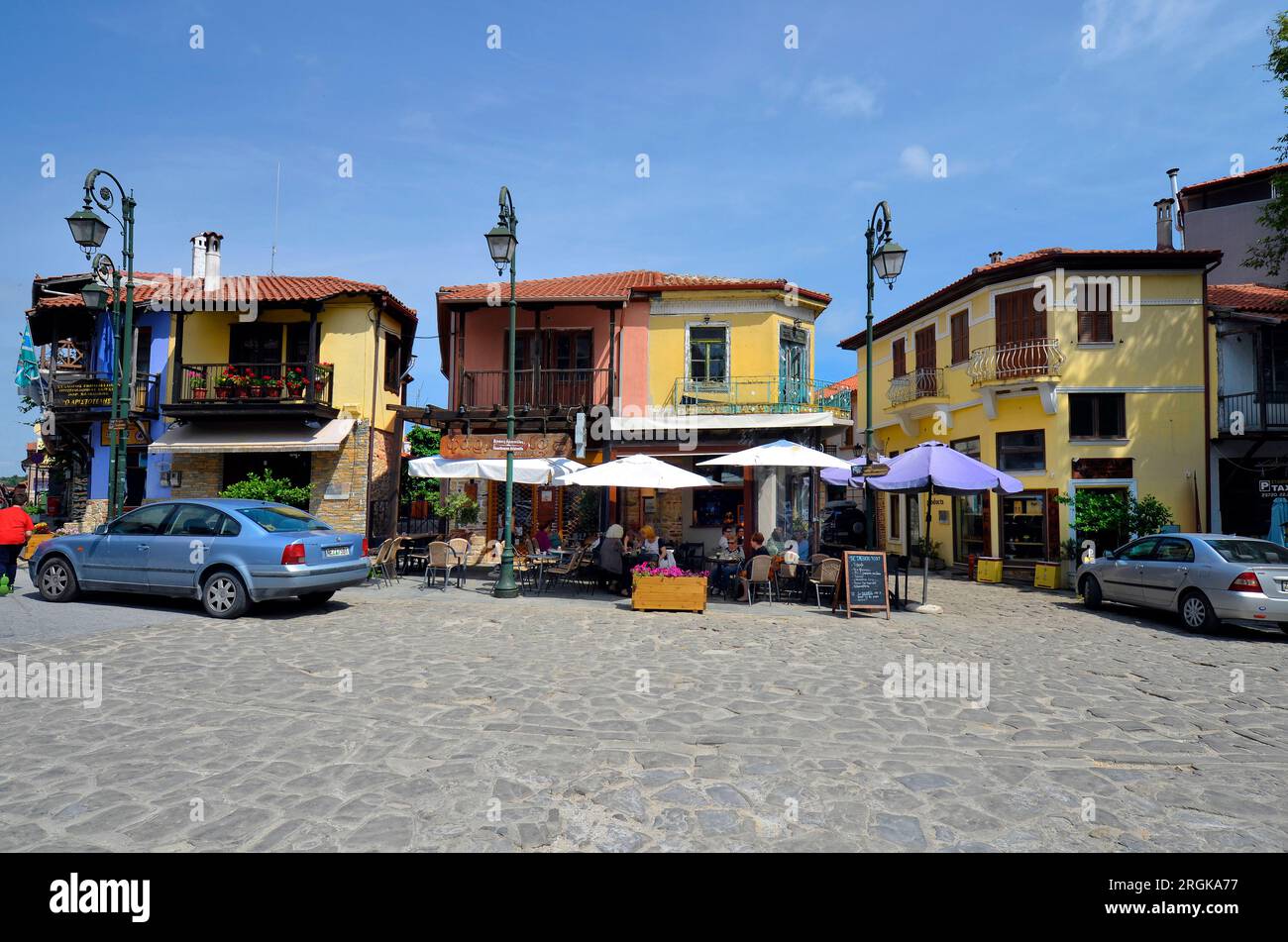 Arnea, Griechenland - 10. Juni 2023: Unbekannte Menschen auf dem Hauptplatz des malerischen Bergdorfes Aarnea in Halkidiki, einem historischen Ort und PR Stockfoto