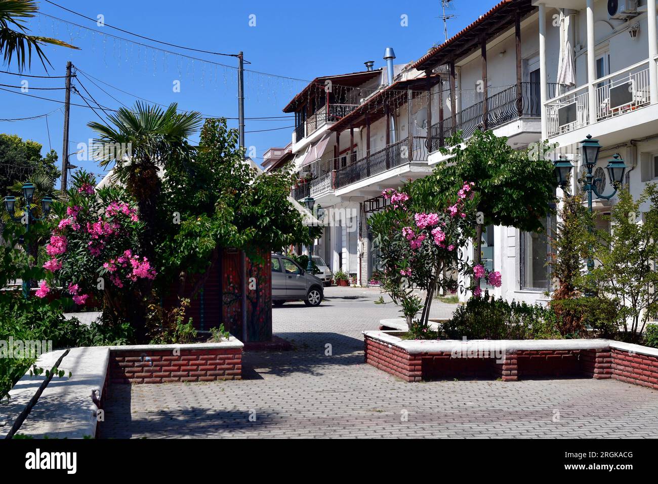 Griechenland, Halbinsel Kassandra in Chalkidiki, Fußgängerzone mit grünem zentralen Teil in Kassandreia Stockfoto