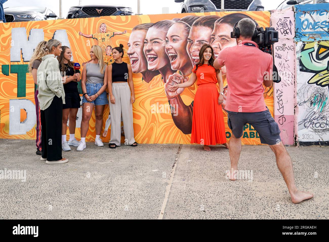 Sydney, Australien. 10. Aug. 2023. Sydney, Australien, August 10. 2023: Sky Sports Team of UK mit den Moderatoren der Weltmeisterschaft, Sendeanstalten und/oder Content-Erstellern Rosie Kmita, Samantha Miller, Alex Bailess, Abby Grace Summers und Mollie Kmita vor den Graffiti-Kunstwerken mit dem Slogan Til it's done to the Matildas, die australische Frauennationalmannschaft, die von Danielle Weber (Daniellesartwork) während der FIFA Womens World Cup 2023 in Bondi Beach in Sydney, Australien, geschaffen wurde. (Daniela Porcelli/SPP) Kredit: SPP Sport Press Photo. Alamy Live News Stockfoto