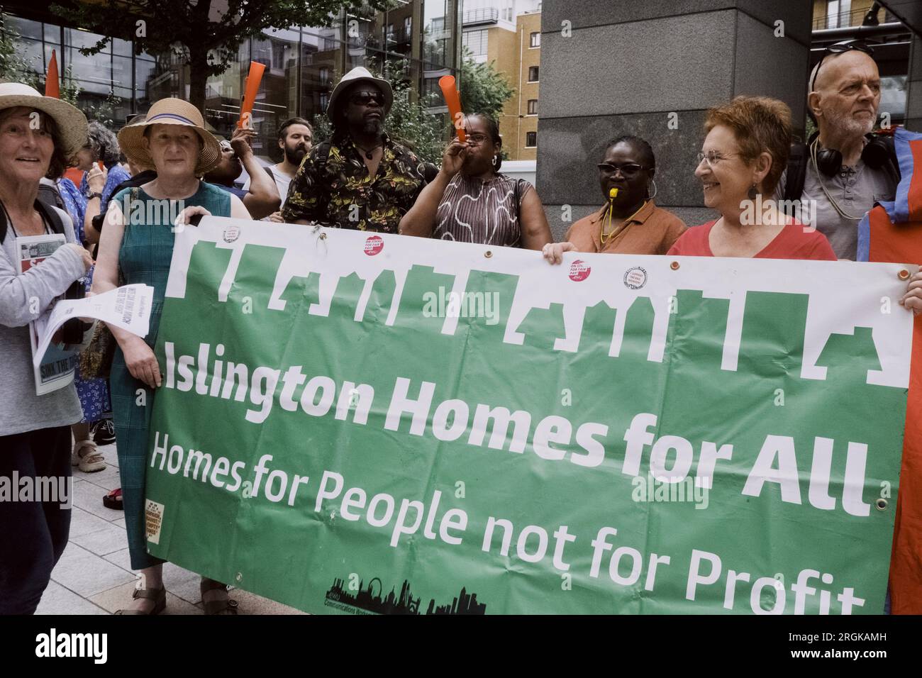 London, Großbritannien. 10. Aug. 2023. Protestierende Angestellte der Obdachlosenorganisation St. Mungo versammelt sich vor dem Büro der Wohltätigkeitsorganisation in Tower Hill und erhebt ihre Stimmen gegen die anhaltende Lohnstreitigkeit. Diese Arbeitnehmer, die der Gewerkschaft angeschlossen sind, haben aufgrund unzureichender Löhne einen einmonatigen Streik eingeleitet und einen Gehaltsvorschlag von 2,25 % angeführt, der unter die Inflationsrate fällt. Kredit: João Daniel Pereira/Alamy Live News Stockfoto