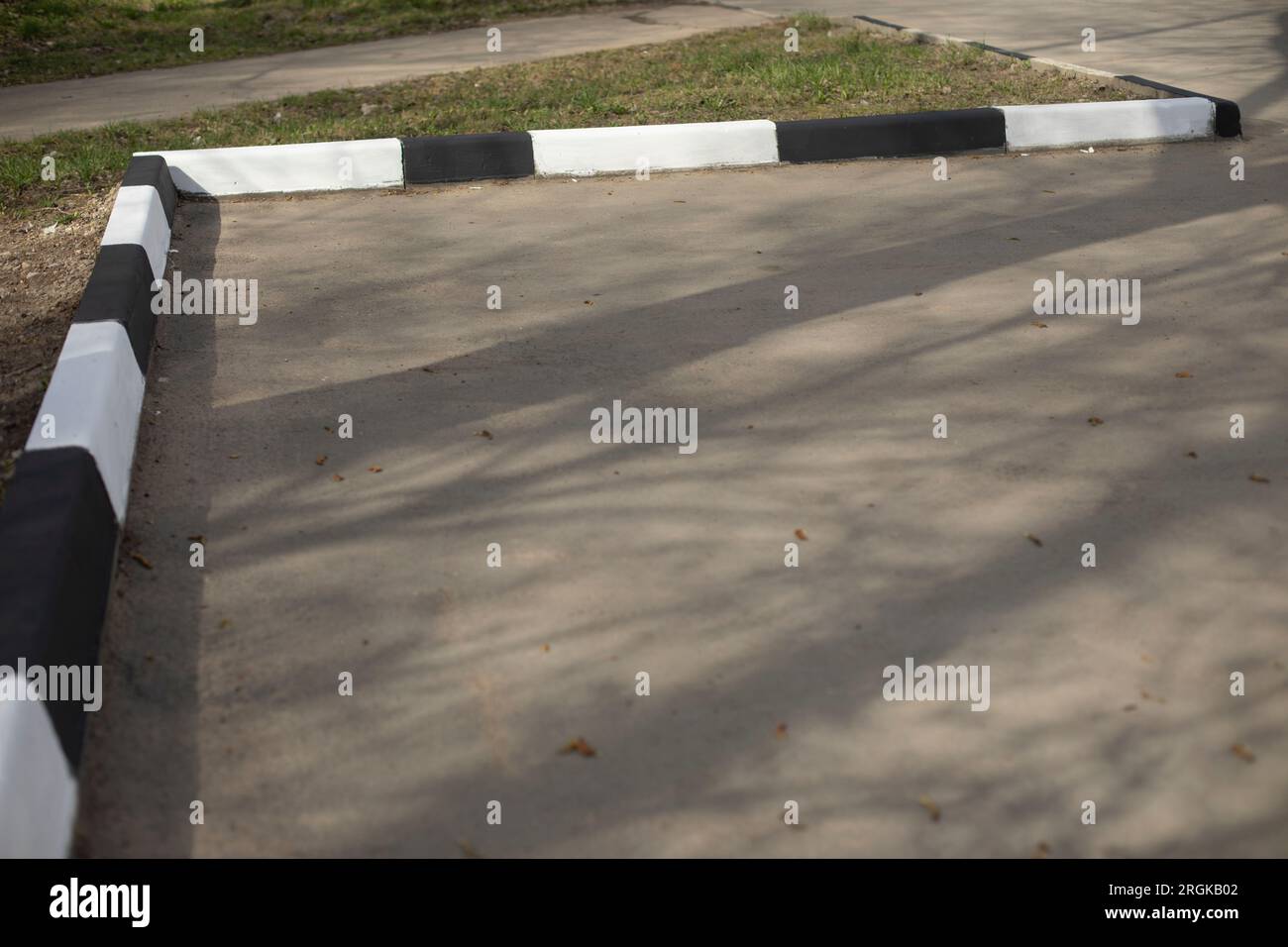 Bemalte Ränder. Parkdetails. Transportfarbe. Asphaltteile. Stockfoto