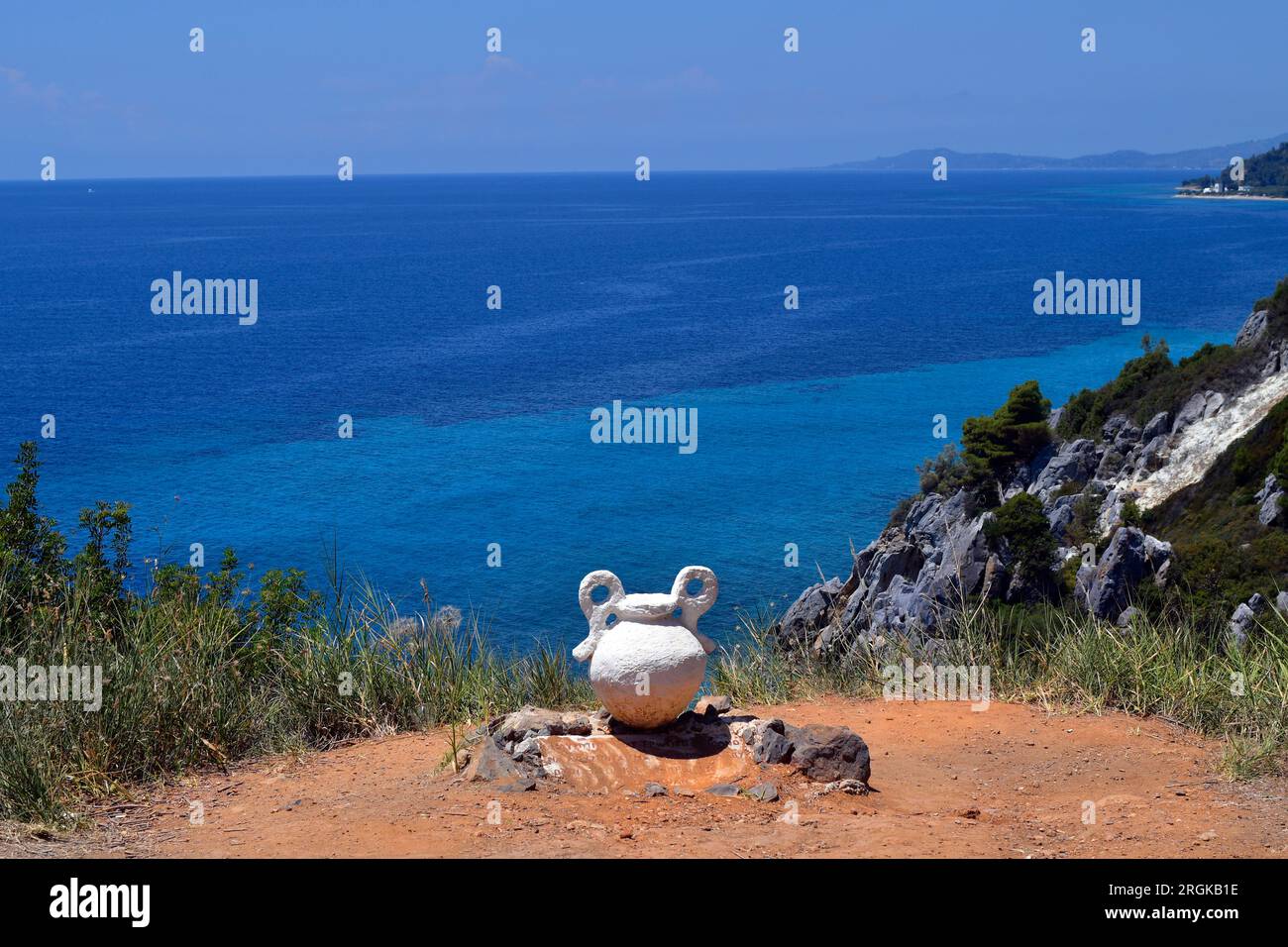 Griechenland, Chalkidiki, Aussichtspunkt und Rastplatz mit Amphora und wunderbarer Sicht auf die blaue ägäis auf der Halbinsel Kassandra bei Loutra Stockfoto