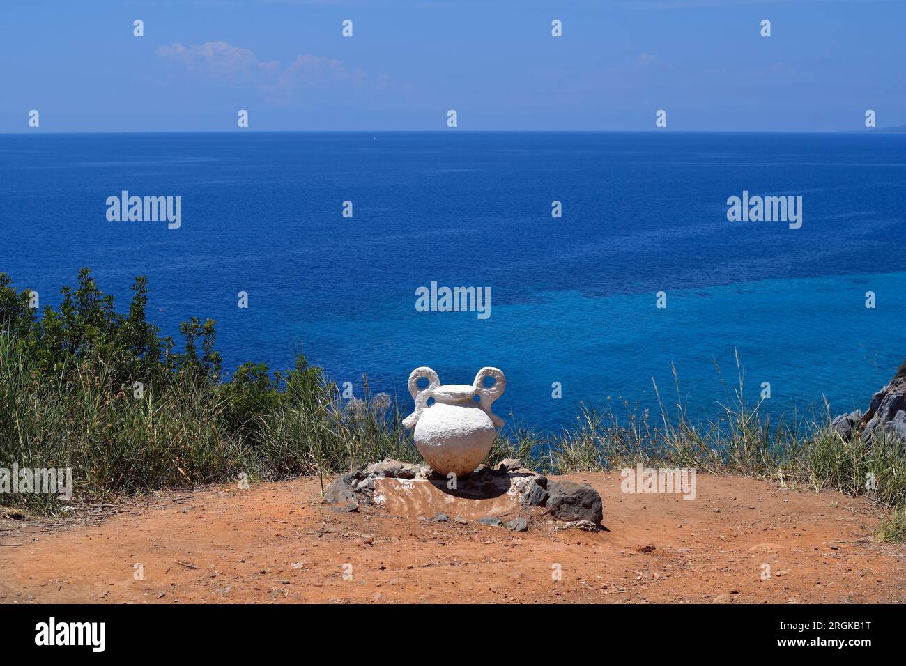 Griechenland, Chalkidiki, Aussichtspunkt und Rastplatz mit Amphora und wunderbarer Sicht auf die blaue ägäis auf der Halbinsel Kassandra bei Loutra Stockfoto