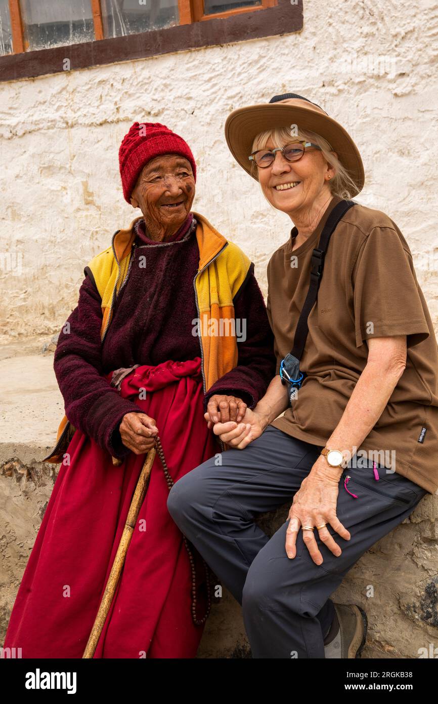 Indien, Ladakh, Zanskar, Zangla, Nonnenkloster, alte Nonne mit erfahrenen westlichen Touristen Stockfoto