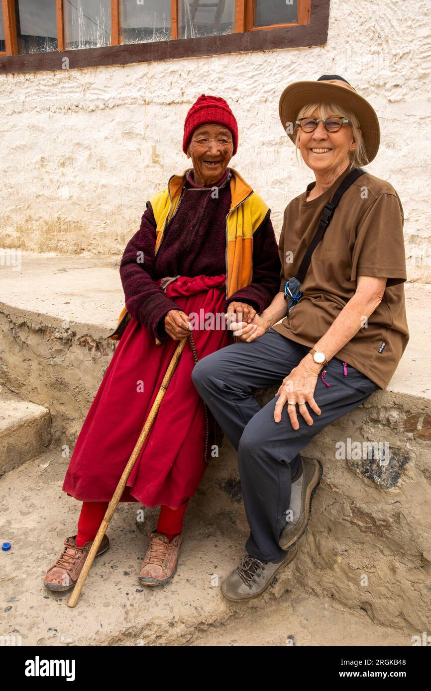 Indien, Ladakh, Zanskar, Zangla, Nonnenkloster, alte Nonne mit erfahrenen westlichen Touristen Stockfoto
