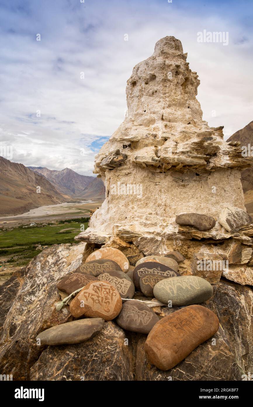 Indien, Ladakh, Zanskar, Zangla, Alter Palast, buddhistische Mani-Steine und Küken Stockfoto