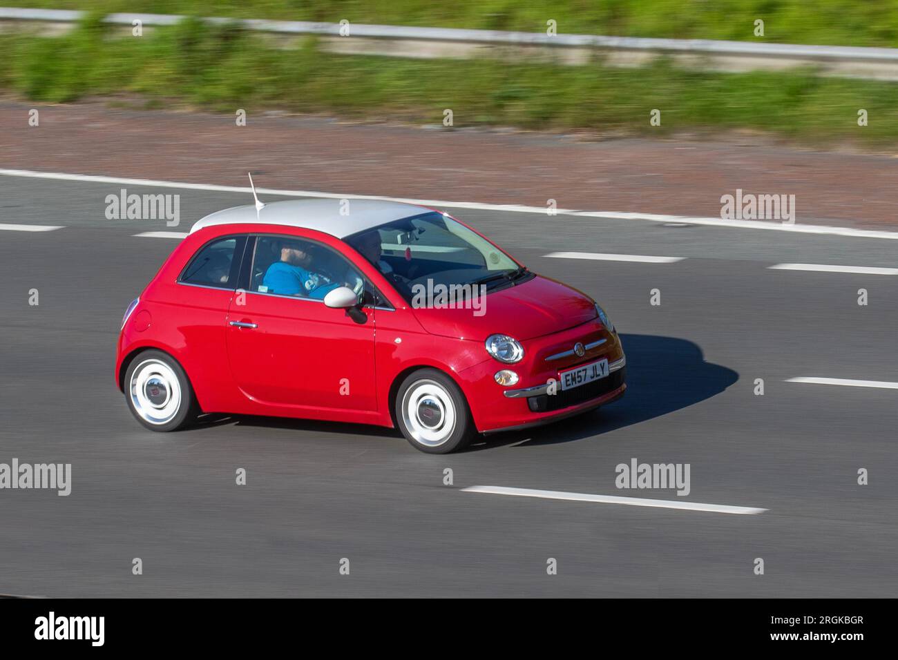 2015 Red FIAT Vintage 57, Start/Stop Hatchback 1242 cm3 Fahrt mit hoher Geschwindigkeit auf der Autobahn M6 in Greater Manchester, Großbritannien Stockfoto