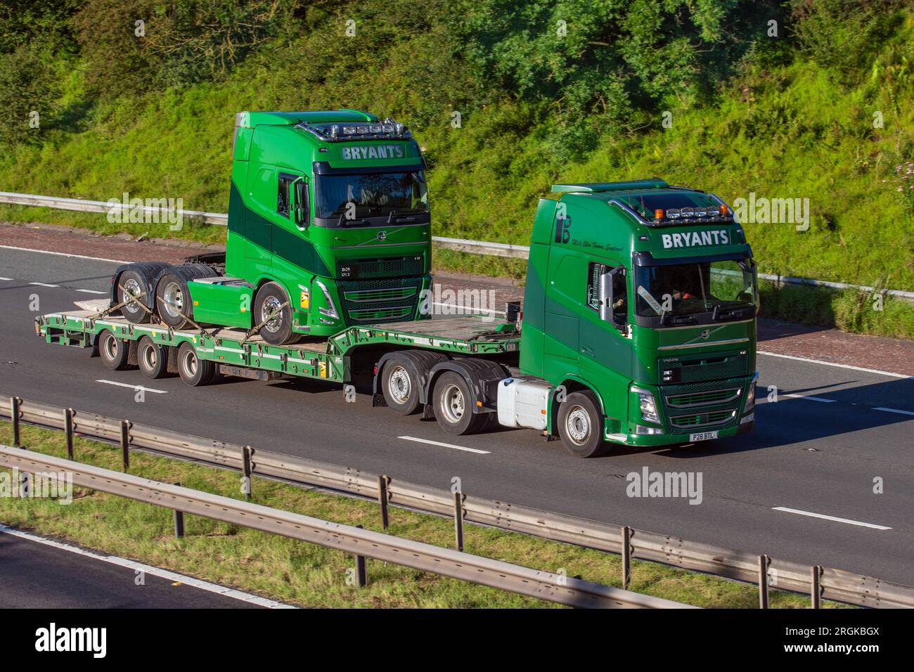 Bryants Transport Ltd., Road Haulage Services Volvo FH HGV Knickgelenkanhänger; Stockfoto