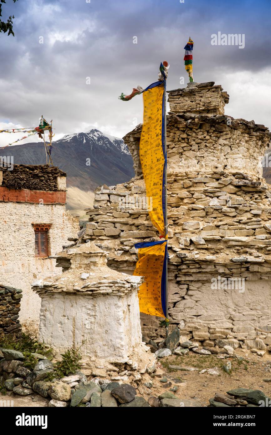 Indien, Ladakh, Zanskar, Karsha, alte Küken im Dorf, mit gelber Gebetsflagge Stockfoto