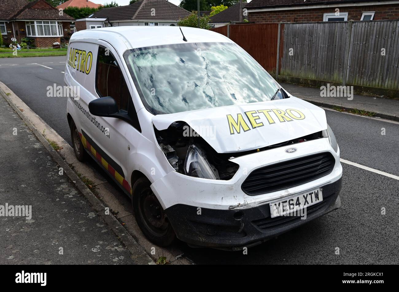 Ein Van, der nach einem Frontalzusammenstoß verlassen wurde. Stockfoto