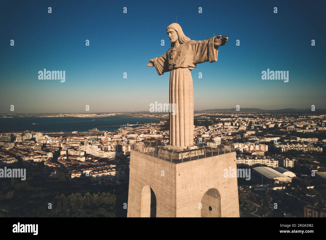 Luftaufnahme das Heiligtum Christi des Königs ist ein katholisches Denkmal. Lissabon Stockfoto