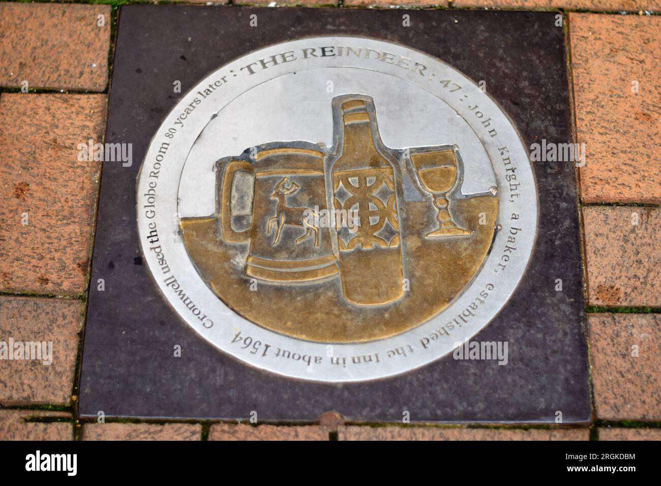 Bronze- und Stahleinlage in Parson's Street, Banbury - ein Zeichen für die Geschichte des YE Olde reine Deer Inn, Banbury Stockfoto