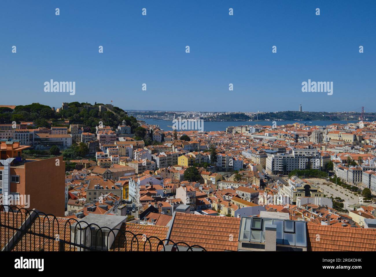 Malerischer Panoramablick auf Lissabon bei Tag, Blick vom Aussichtspunkt. Sonniger Sommertag und Panoramablick auf die Dachterrasse der Architektur der Innenstadt Stockfoto