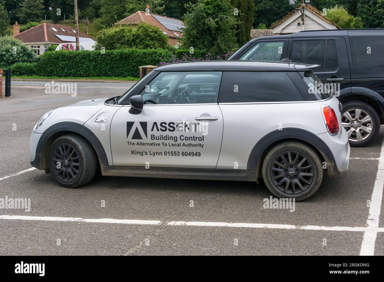 Logo und Name der Baukontrolle auf der Seite eines Miniautos. Stockfoto