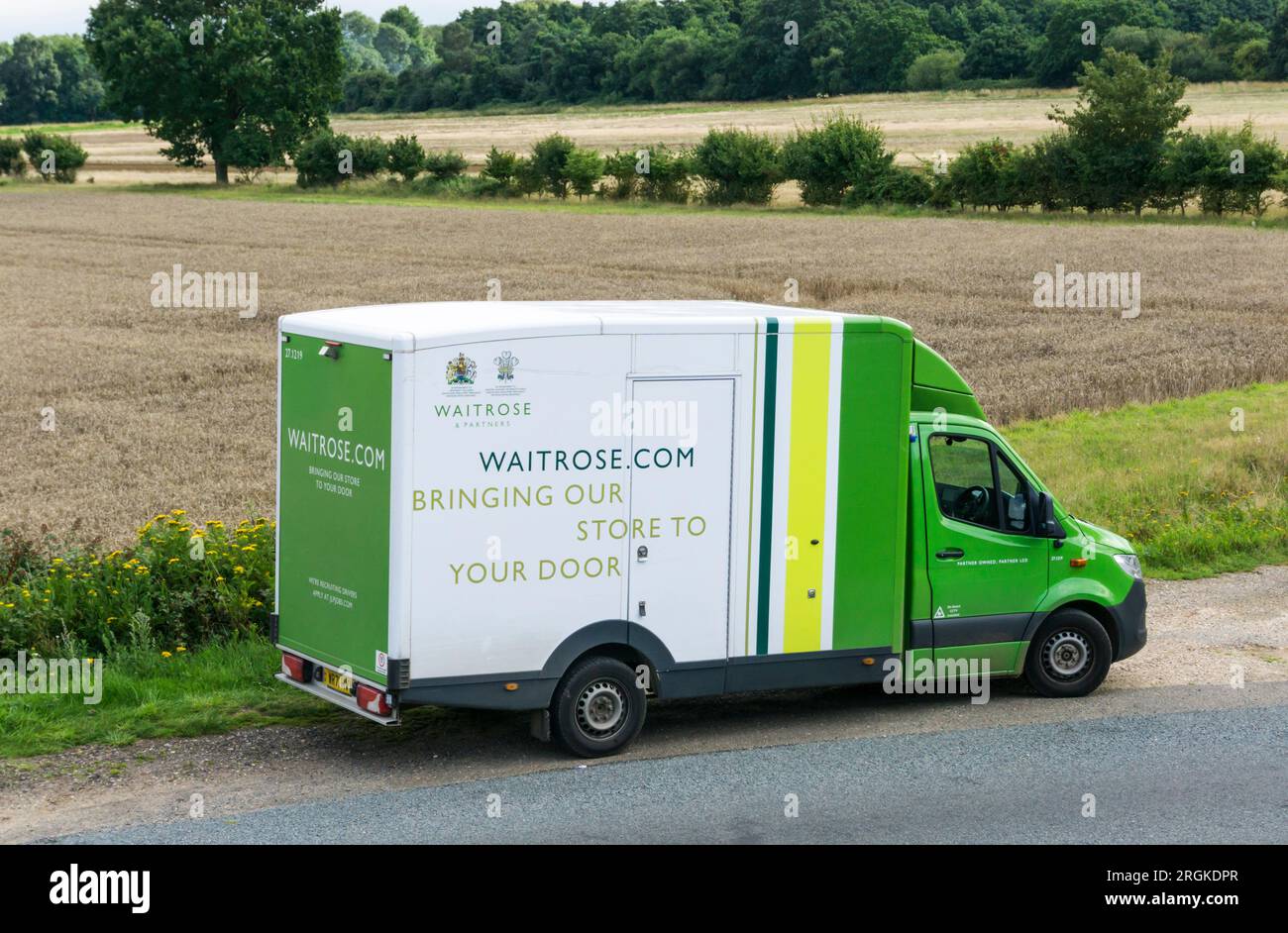 Ein Waitrose Lieferwagen, der an einer ruhigen Landstraße in der ländlichen Landschaft von Norfolk parkt. Stockfoto