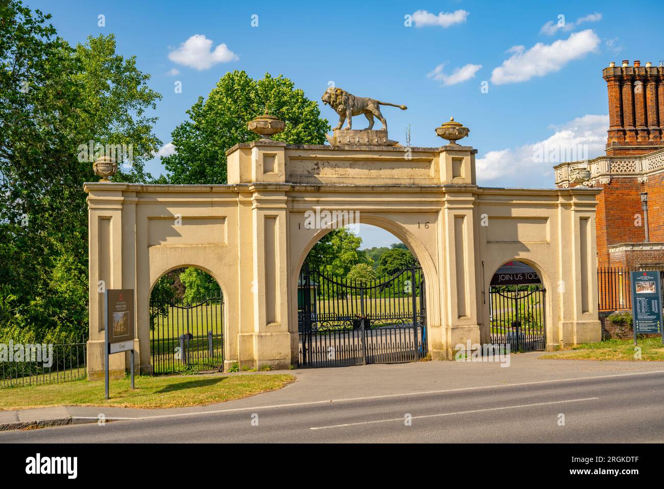 Tore zum Gelände von Audley End House und Gardens Stockfoto