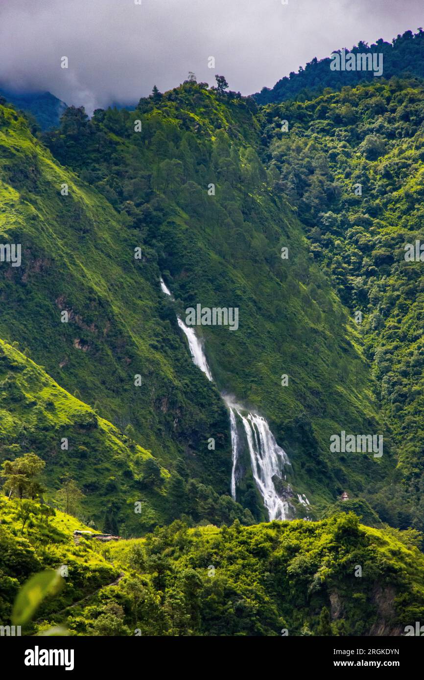 Wunderschöner Wasserfall auf dem Green Hill Mountain während des Monsun in Tatopani, Nepal Stockfoto