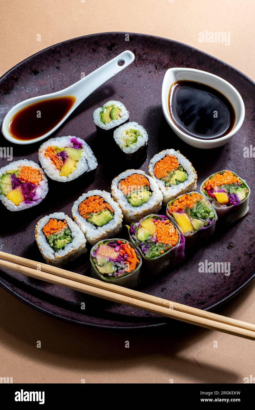 Schöner Teller mit Gemüse-Sushi, reichhaltiges und leckeres Sushi-Sortiment, perfekt zum Essen Stockfoto