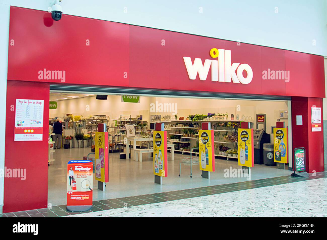 Glasgow, Schottland, Großbritannien. 10. August 2023. Die Erklärung von Wilko SEO wurde an die Seitenwände des Geschäfts in clydebank geklebt, als die Regale zwischen den Käfigen geleert wurden, wobei das Personal mit der Neuberechnung beschäftigt war. Credit Gerard Ferry/Alamy Live News Stockfoto