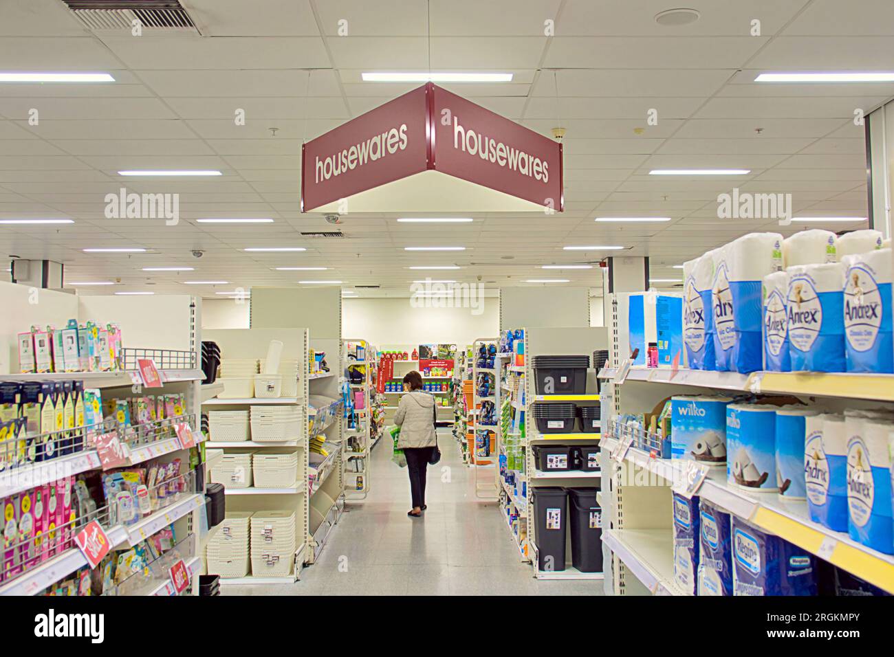 Glasgow, Schottland, Großbritannien. 10. August 2023. Die Erklärung von Wilko SEO wurde an die Seitenwände des Geschäfts in clydebank geklebt, als die Regale zwischen den Käfigen geleert wurden, wobei das Personal mit der Neuberechnung beschäftigt war. Credit Gerard Ferry/Alamy Live News Stockfoto