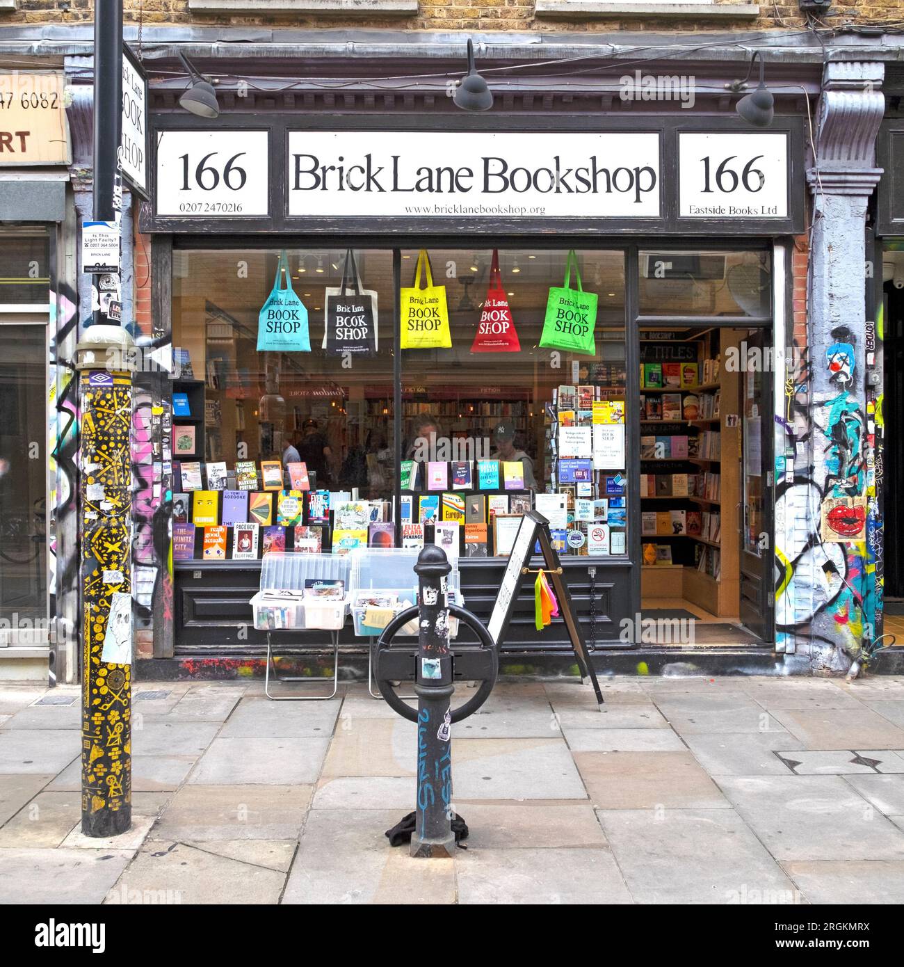 Außenansicht der Brick Lane Buchhandlung Buchhandlung Buchhandlung Buchhandlung Buchhandlung Buchtaschen Außenfenster auf 166 Brick Lane East London UK KATHY DEWITT Stockfoto