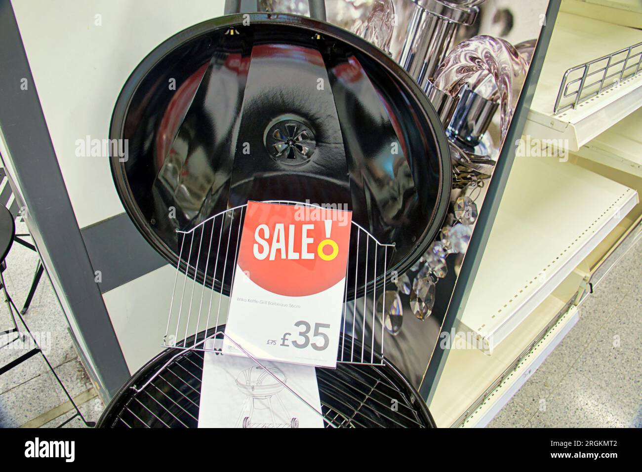 Glasgow, Schottland, Großbritannien. 10. August 2023. Die Erklärung von Wilko SEO wurde an die Seitenwände des Geschäfts in clydebank geklebt, als die Regale zwischen den Käfigen geleert wurden, wobei das Personal mit der Neuberechnung beschäftigt war. Credit Gerard Ferry/Alamy Live News Stockfoto