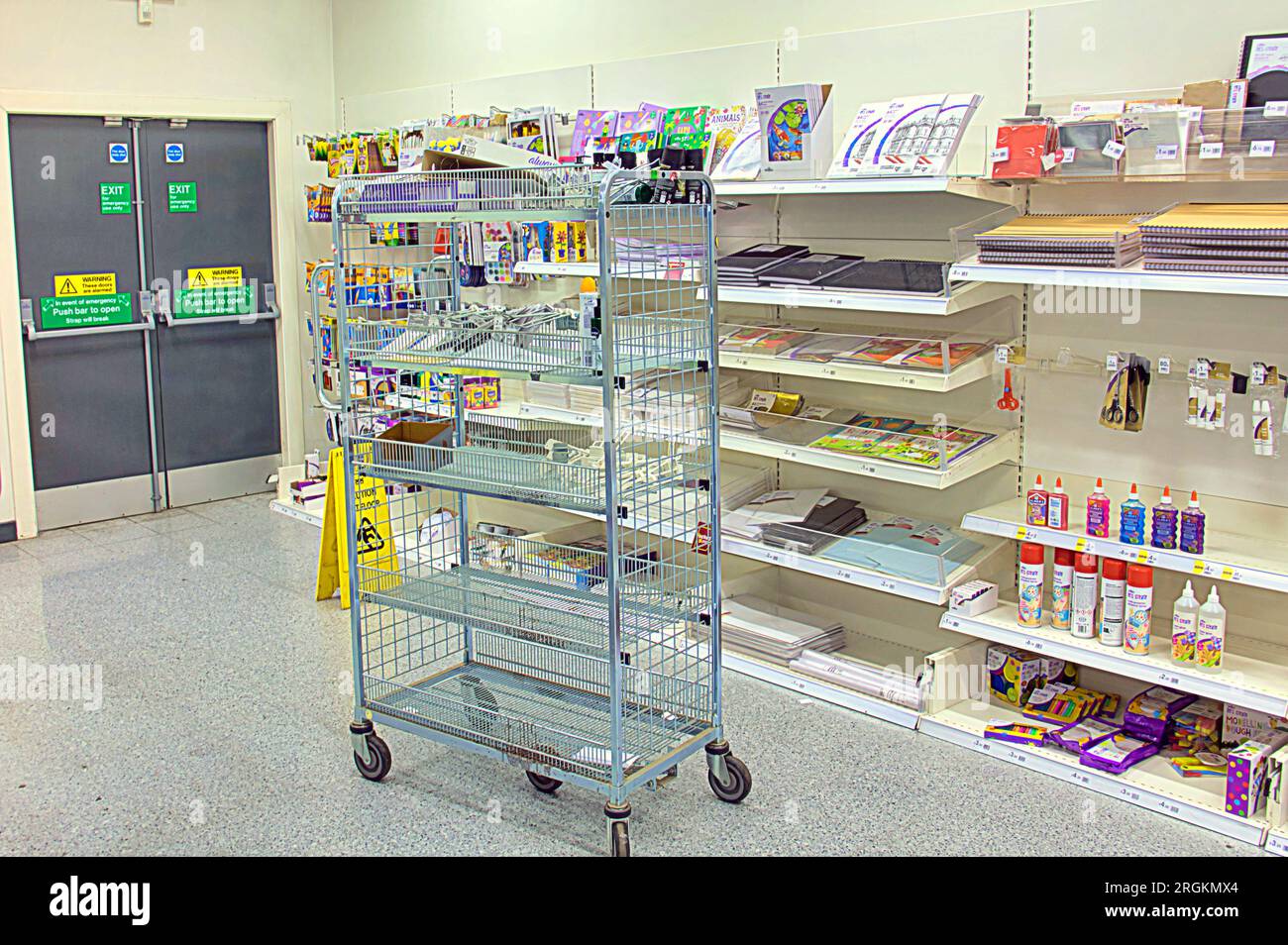 Glasgow, Schottland, Großbritannien. 10. August 2023. Die Erklärung von Wilko SEO wurde an die Seitenwände des Geschäfts in clydebank geklebt, als die Regale zwischen den Käfigen geleert wurden, wobei das Personal mit der Neuberechnung beschäftigt war. Credit Gerard Ferry/Alamy Live News Stockfoto